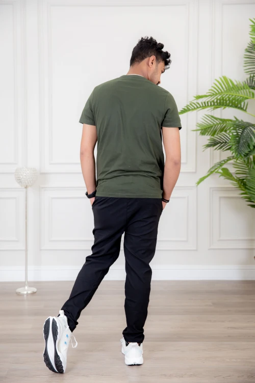 تيشيرت رجالي أكمام قصيرة و مزين برسومات و كتابات من الأمام