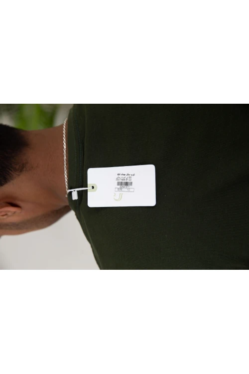 تيشيرت رجالي أكمام قصيرة و مزين برسومات و كتابات من الأمام