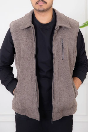 سديري رجالي لون بني مبطن بفرو بياقة كبيرة و جيوب جانبية و داخلية و سحاب من الأمام