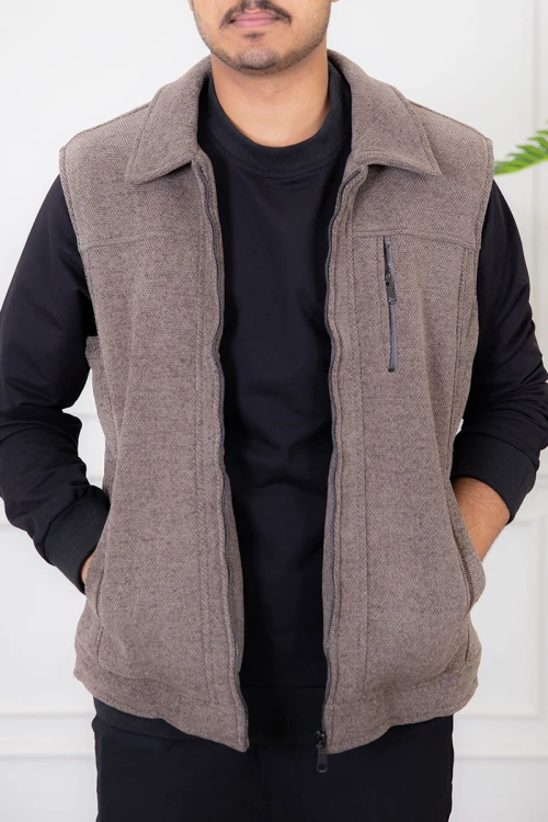 سديري رجالي لون بني مبطن بفرو بياقة كبيرة و جيوب جانبية و داخلية و سحاب من الأمام