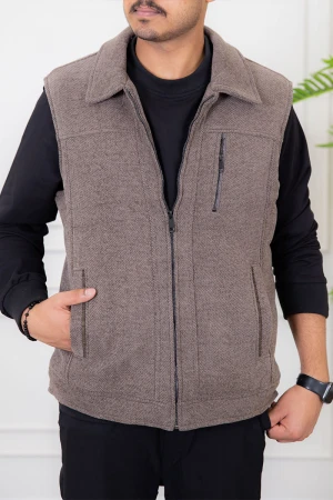 سديري رجالي لون بني مبطن بفرو بياقة كبيرة و جيوب جانبية و داخلية و سحاب من الأمام