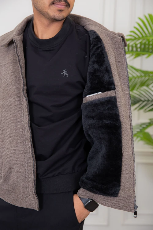 سديري رجالي لون بني مبطن بفرو بياقة كبيرة و جيوب جانبية و داخلية و سحاب من الأمام