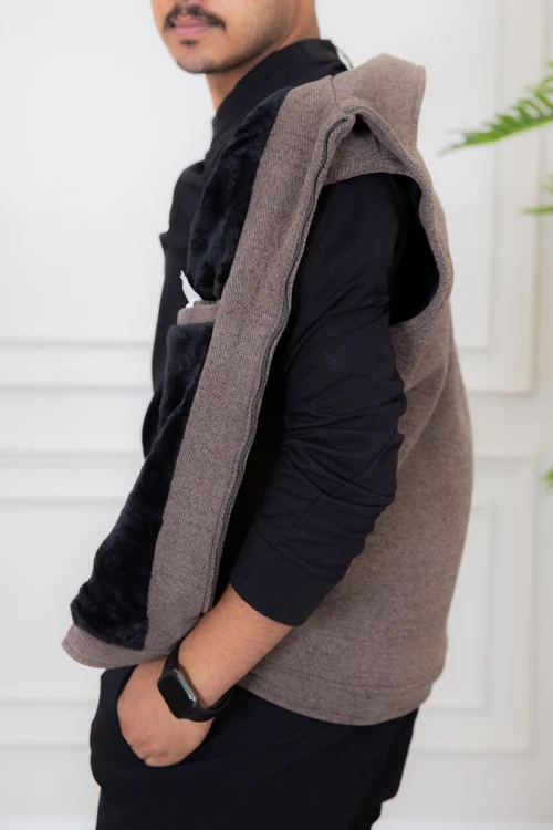 سديري رجالي لون بني مبطن بفرو بياقة كبيرة و جيوب جانبية و داخلية و سحاب من الأمام