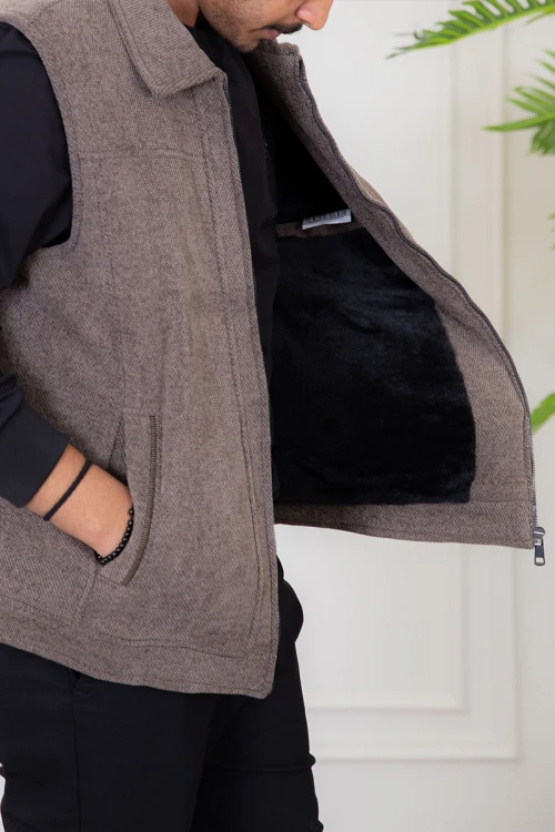 سديري رجالي لون بني مبطن بفرو بياقة كبيرة و جيوب جانبية و داخلية و سحاب من الأمام