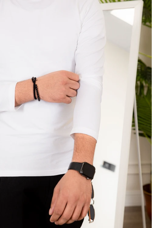 تيشيرت سادة لون أبيض بياقة عالية و أكمام طويلة