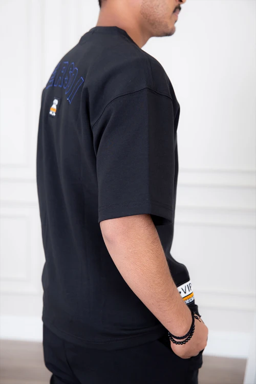 تيشيرت رجالي لون أسود أكمام قصيرة مزين بكتابة من الأمام و الخلف