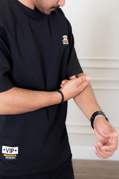 تيشيرت رجالي لون أسود أكمام قصيرة مزين بكتابة من الأمام و الخلف