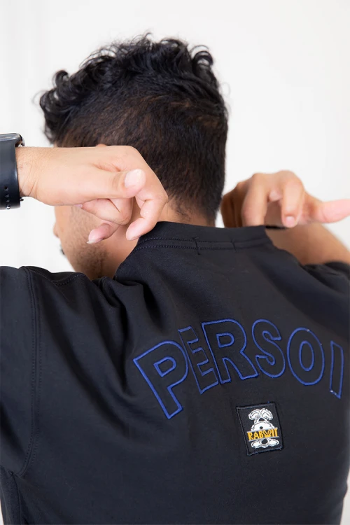 تيشيرت رجالي لون أسود أكمام قصيرة مزين بكتابة من الأمام و الخلف