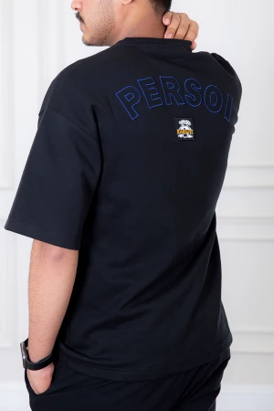 تيشيرت رجالي لون أسود أكمام قصيرة مزين بكتابة من الأمام و الخلف