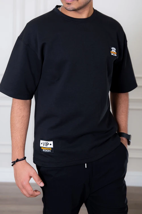 تيشيرت رجالي لون أسود أكمام قصيرة مزين بكتابة من الأمام و الخلف