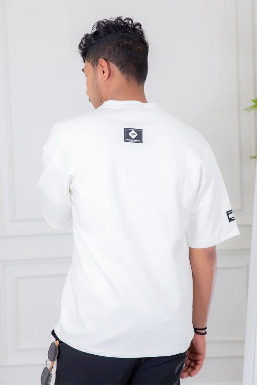 تيشيرت رجالي لون أبيض أكمام قصيرة مزين بكتابة من الأمام و الأكمام