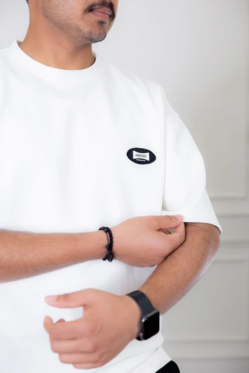 تيشيرت رجالي لون أبيض أكمام قصيرة مزين بكتابة من الأمام و الأكمام