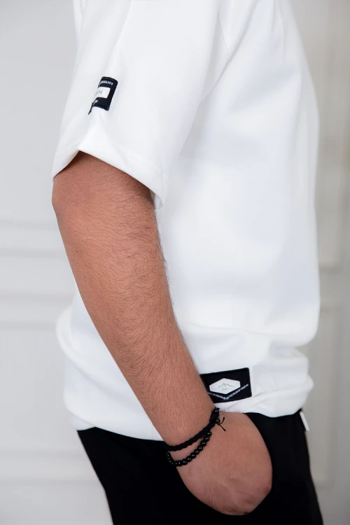 تيشيرت رجالي لون أبيض أكمام قصيرة مزين بكتابة من الأمام و الأكمام