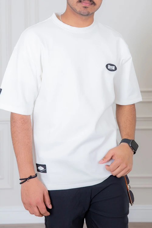 تيشيرت رجالي لون أبيض أكمام قصيرة مزين بكتابة من الأمام و الأكمام