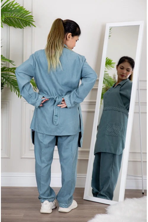 زي عاملة شتوي قطعتين أكمام طويلة وجيوب فيونكة و ياقة بازرار أمامية