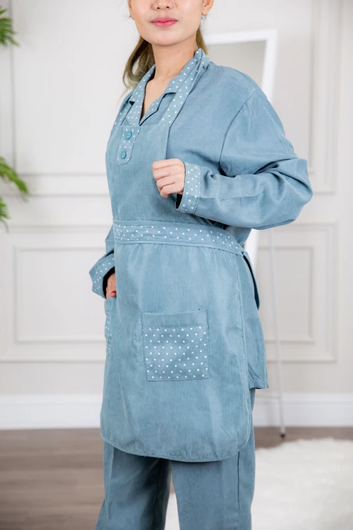 زي عاملة شتوي قطعتين أكمام طويلة وجيوب فيونكة و ياقة بازرار أمامية