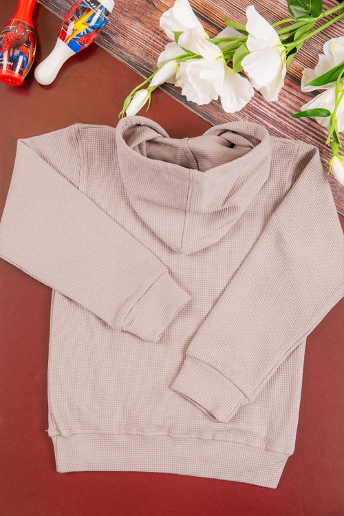 طقم شتوي ولادي  أنيق قطعتين لون رمادي و عودي  بكتابات من الأمام و هودي على الراس بجيوب من الأمام