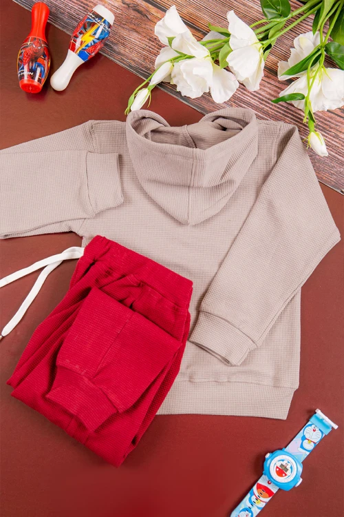 طقم شتوي ولادي  أنيق قطعتين لون رمادي و عودي  بكتابات من الأمام و هودي على الراس بجيوب من الأمام