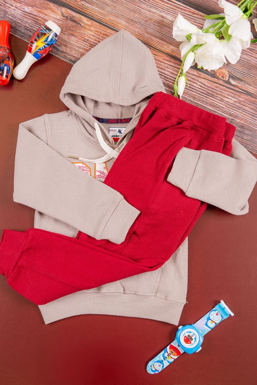 طقم شتوي ولادي  أنيق قطعتين لون رمادي و عودي  بكتابات من الأمام و هودي على الراس بجيوب من الأمام