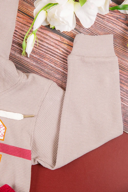 طقم شتوي ولادي  أنيق قطعتين لون رمادي و عودي  بكتابات من الأمام و هودي على الراس بجيوب من الأمام