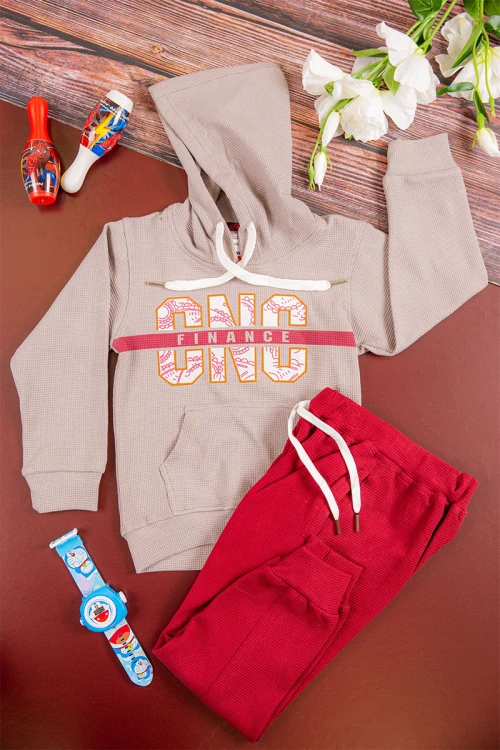 طقم شتوي ولادي  أنيق قطعتين لون رمادي و عودي  بكتابات من الأمام و هودي على الراس بجيوب من الأمام