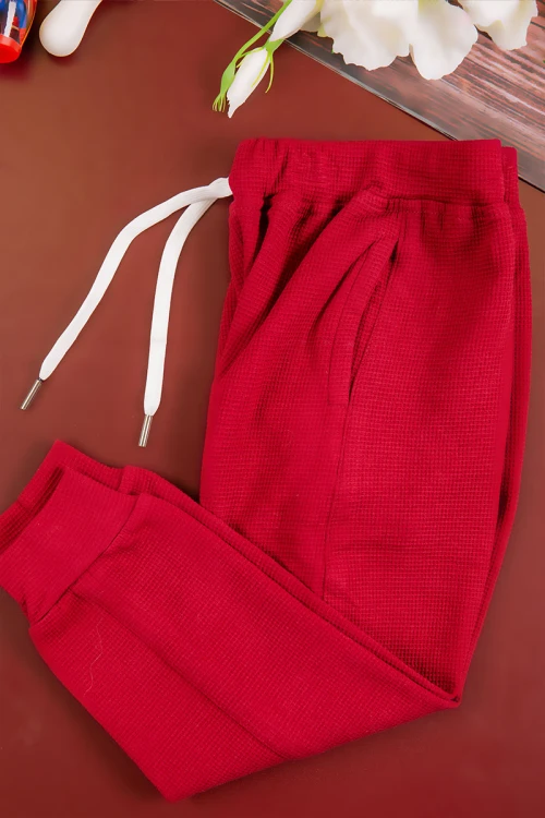 طقم شتوي ولادي  أنيق قطعتين لون رمادي و عودي  بكتابات من الأمام و هودي على الراس بجيوب من الأمام