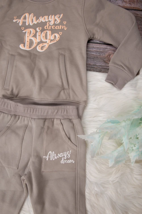 طقم شتوي بناتي أنيق قطعتين لون بيج  بكتابات من الامأم