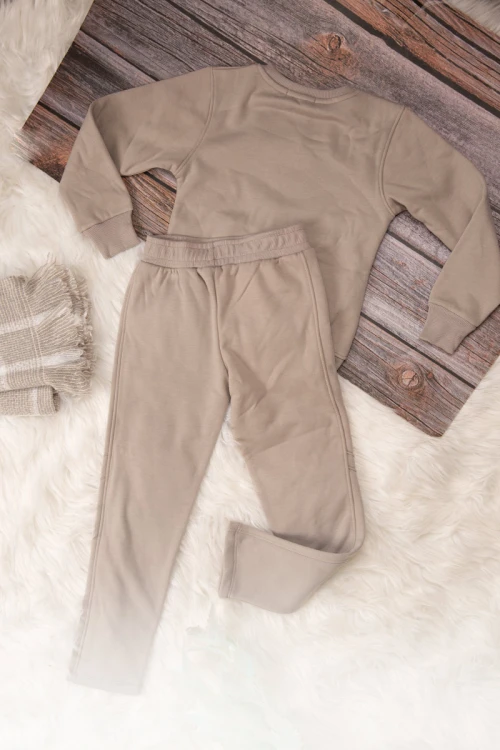 طقم شتوي بناتي أنيق قطعتين لون بيج  بكتابات من الامأم