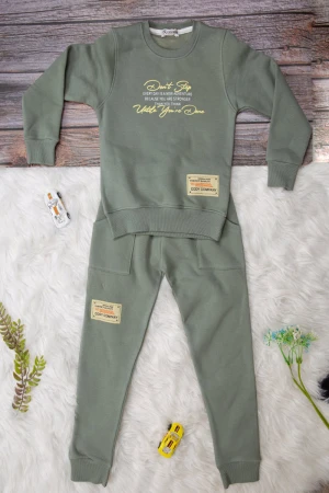 طقم شتوي ولادي  أنيق قطعتين لون اخضر  بكتابات من الامأم 