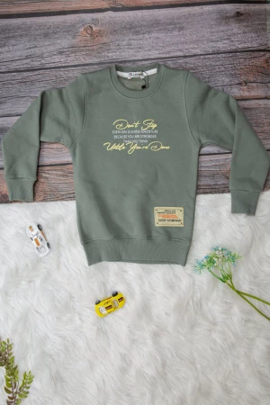 طقم شتوي ولادي  أنيق قطعتين لون اخضر  بكتابات من الامأم 