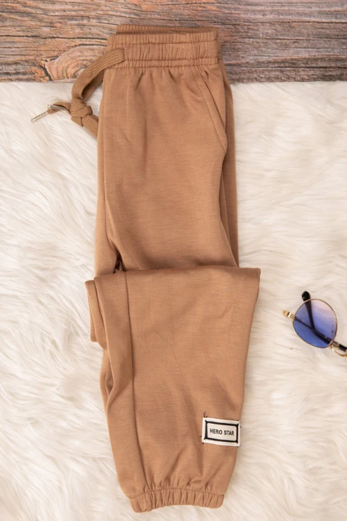 طقم شتوي ولادي  أنيق قطعتين لون بني    بكتابات من الامأم