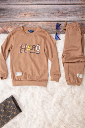 طقم شتوي ولادي  أنيق قطعتين لون بني    بكتابات من الامأم 