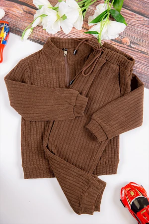 طقم شتوي ولادي  أنيق قطعتين لون بني بسحاب من الأمام و ياقة مرتفعة 