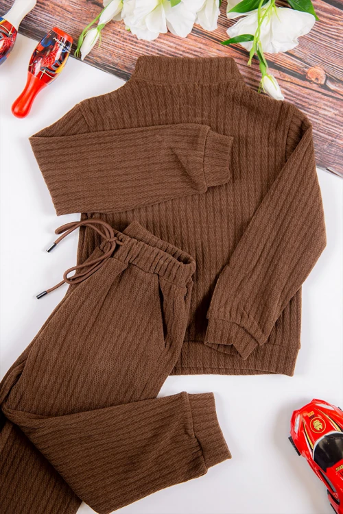 طقم شتوي ولادي  أنيق قطعتين لون بني بسحاب من الأمام و ياقة مرتفعة