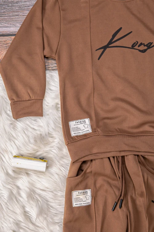 طقم شتوي ولادي  أنيق قطعتين لون بني  بكتابات من الامأم