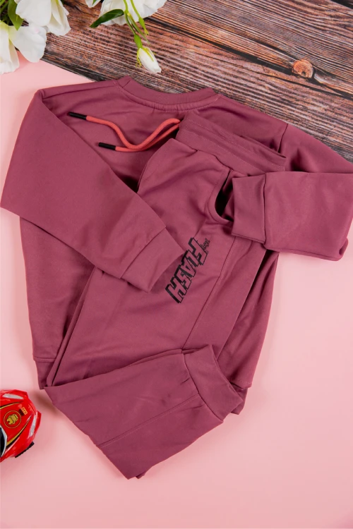 طقم شتوي ولادي  أنيق قطعتين لون عودي  بكتابات من الأمام