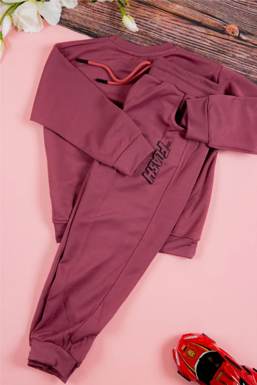 طقم شتوي ولادي  أنيق قطعتين لون عودي  بكتابات من الأمام