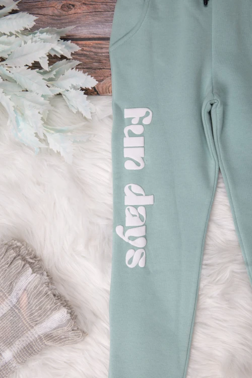 طقم شتوي بناتي أنيق قطعتين لون تركواز   بكتابات من الأمام