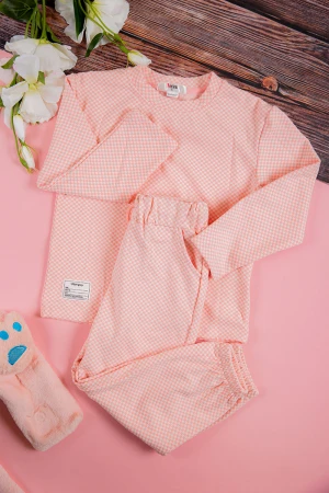 طقم شتوي بناتي أنيق قطعتين لون وردي قماش مربعات و جيوب من الجوانب 