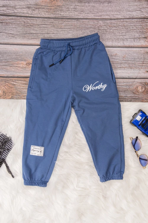 طقم شتوي بناتي أنيق قطعتين لون كحلي بكتابات من الأمام و هودي على الرأس مع ثنية من الأمام