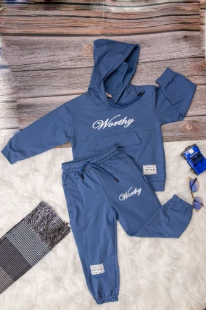 طقم شتوي بناتي أنيق قطعتين لون كحلي بكتابات من الأمام و هودي على الرأس مع ثنية من الأمام 