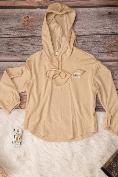 طقم شتوي ولادي  أنيق قطعتين لون بيج  بكتابات من الأمام