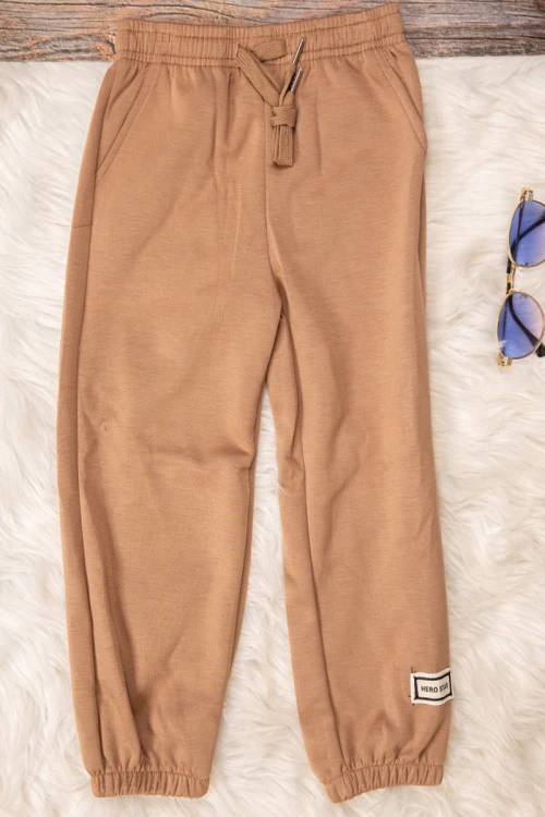 طقم شتوي ولادي  أنيق قطعتين لون بني    بكتابات من الامأم