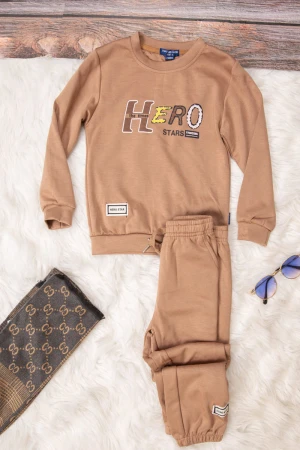 طقم شتوي ولادي  أنيق قطعتين لون بني    بكتابات من الامأم 