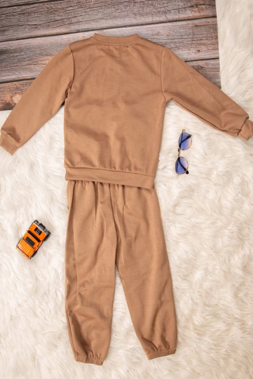 طقم شتوي ولادي  أنيق قطعتين لون بني    بكتابات من الامأم