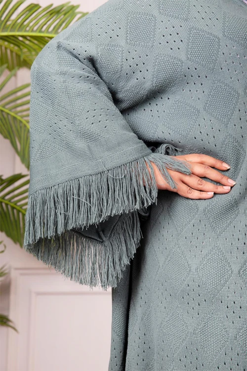 عباية شتوية نسائية أنيقة، مصنوعة من قماش دافئ وتفاصيل راقية، مثالية لأناقة دافئة في الشتاء