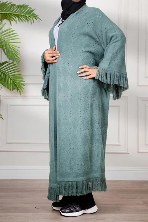 عباية شتوية نسائية أنيقة، مصنوعة من قماش دافئ وتفاصيل راقية، مثالية لأناقة دافئة في الشتاء