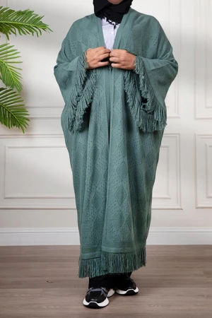 عباية شتوية نسائية أنيقة، مصنوعة من قماش دافئ وتفاصيل راقية، مثالية لأناقة دافئة في الشتاء