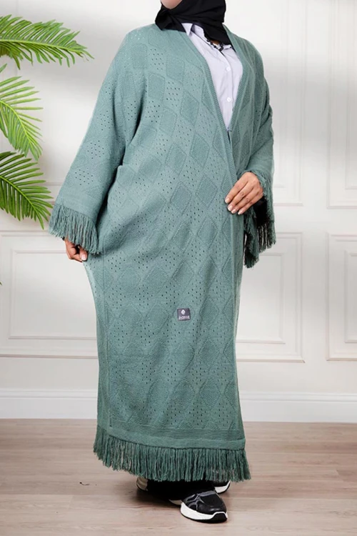 عباية شتوية نسائية أنيقة، مصنوعة من قماش دافئ وتفاصيل راقية، مثالية لأناقة دافئة في الشتاء