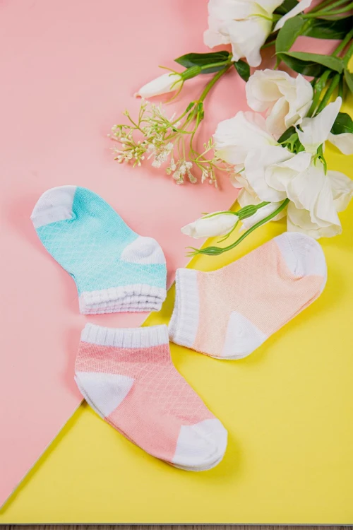 جوارب أطفال ملونة عدد ثلاث قطع